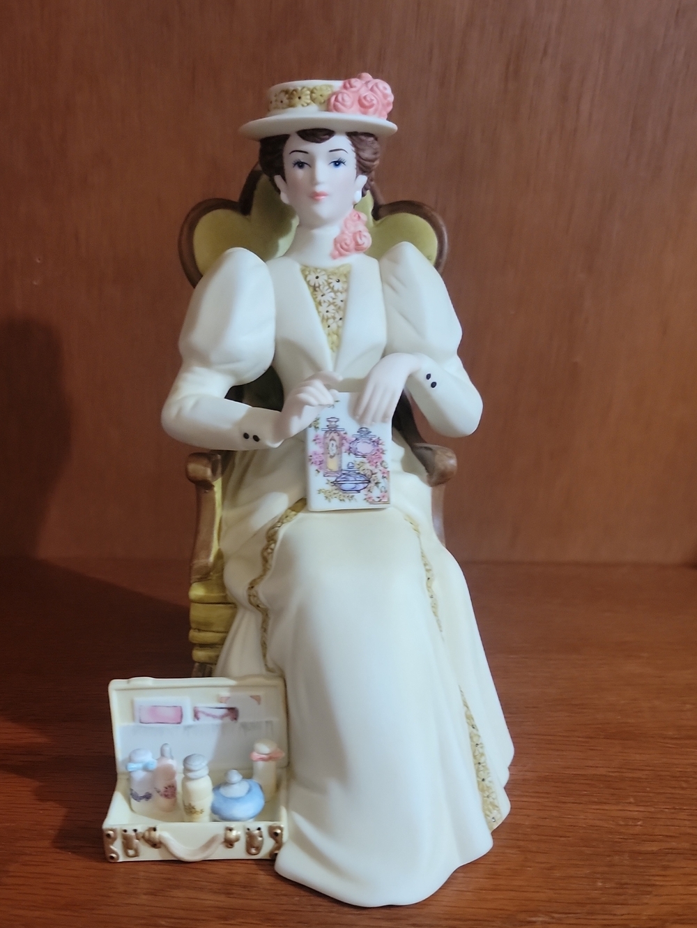 2011 Avon President's Club Mrs. Albee Figurine